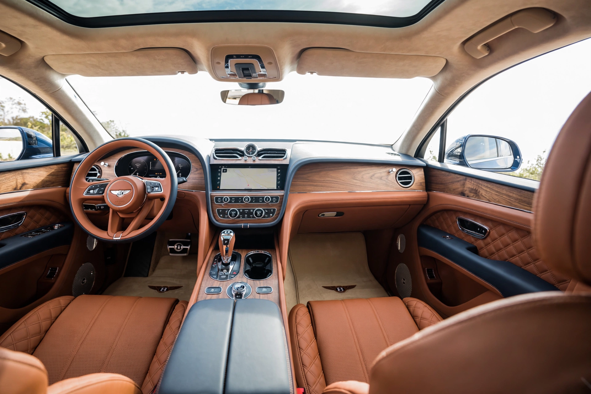 Interior oficial del Bentley Bentayga Azure
