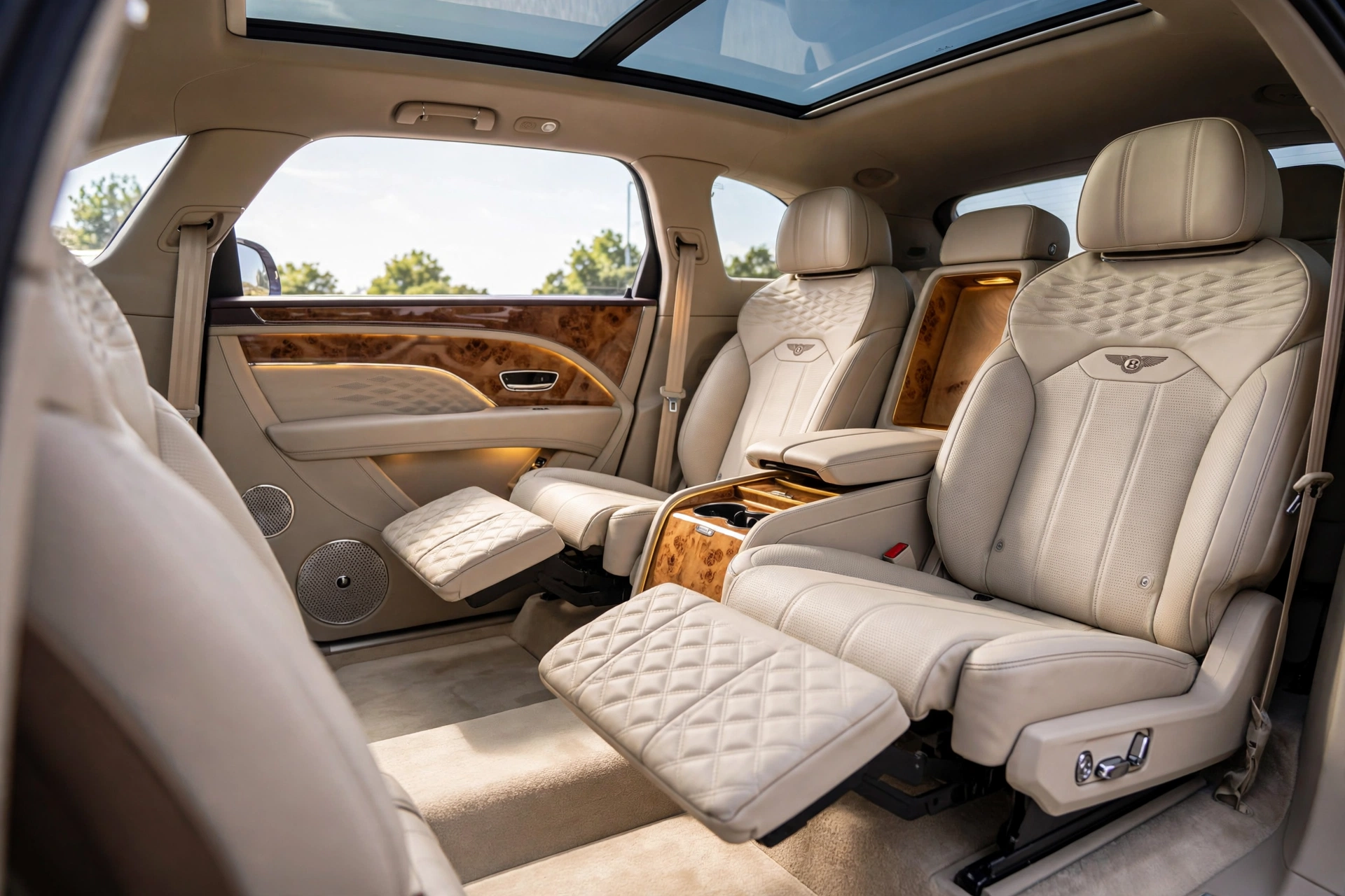 Interior oficial del Bentley Bentayga EWB