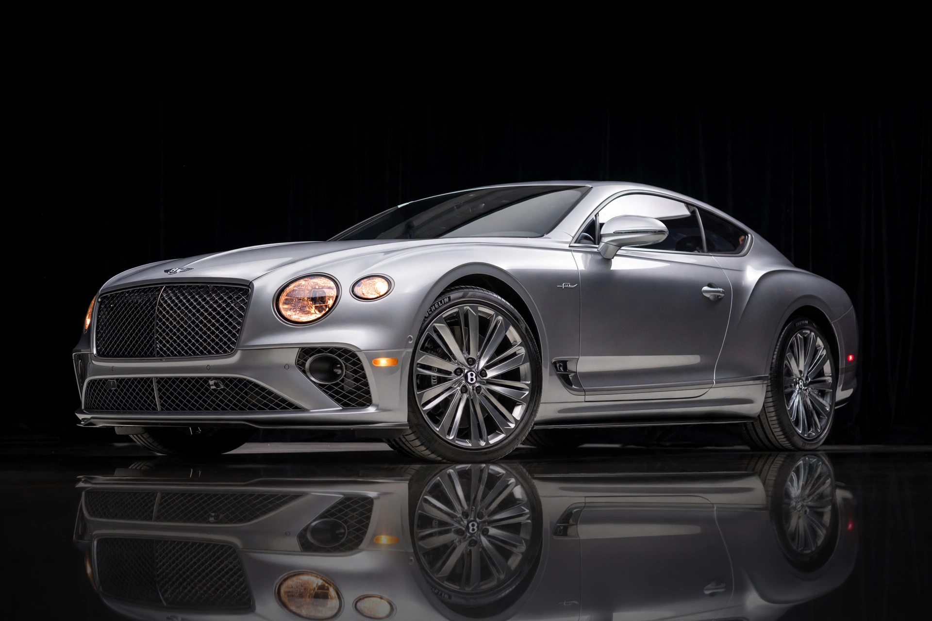 Bentley Continental GT, coupé de lujo, vista tres cuartos delantera