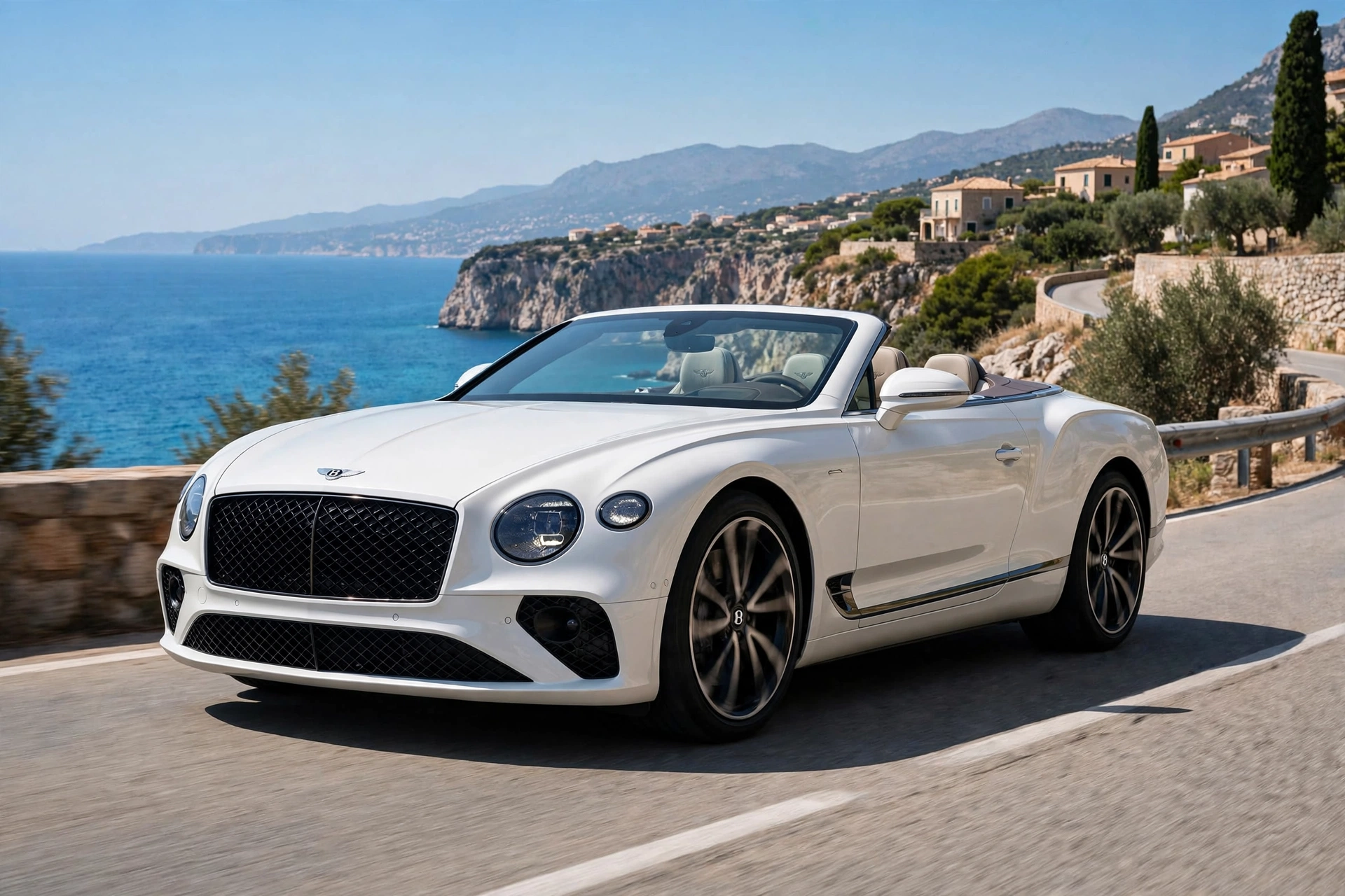 Bentley Continental GTC con la capota bajada en la costa