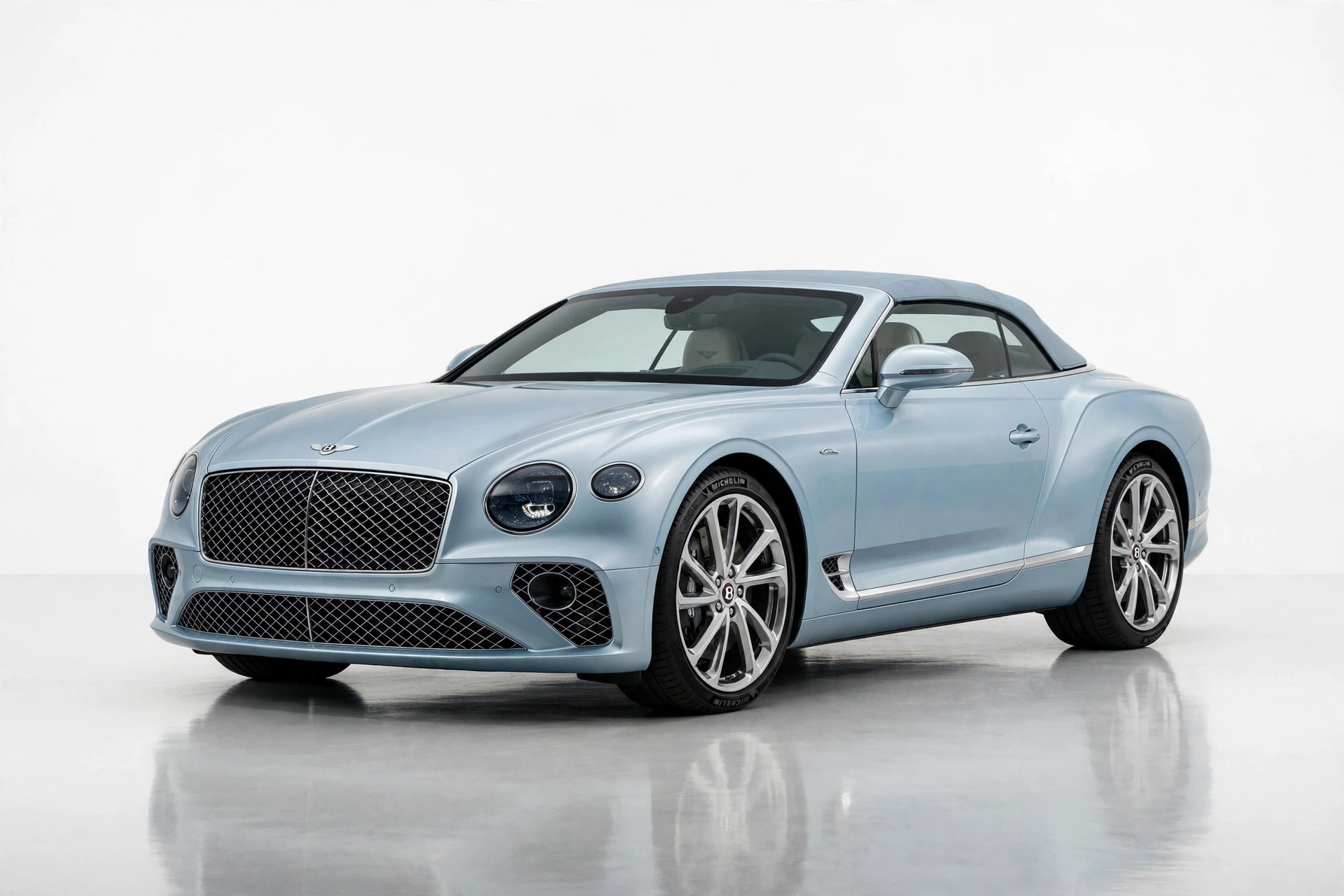 Bentley Continental GTC descapotable, vista tres cuartos