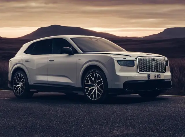 Bentley Torcal First Edition, primer eléctrico de Bentley, vista tres cuartos delantera en blanco