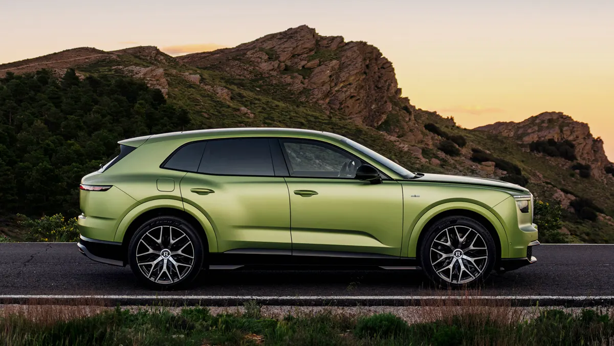 Bentley Torcal verde, vista lateral con llantas de 22 pulgadas