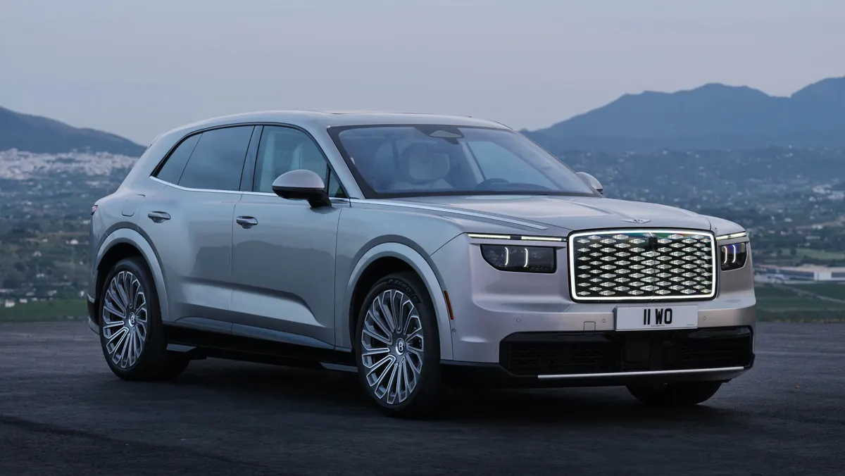 Bentley Torcal eléctrico en plata con la parrilla iluminada de diamantes
