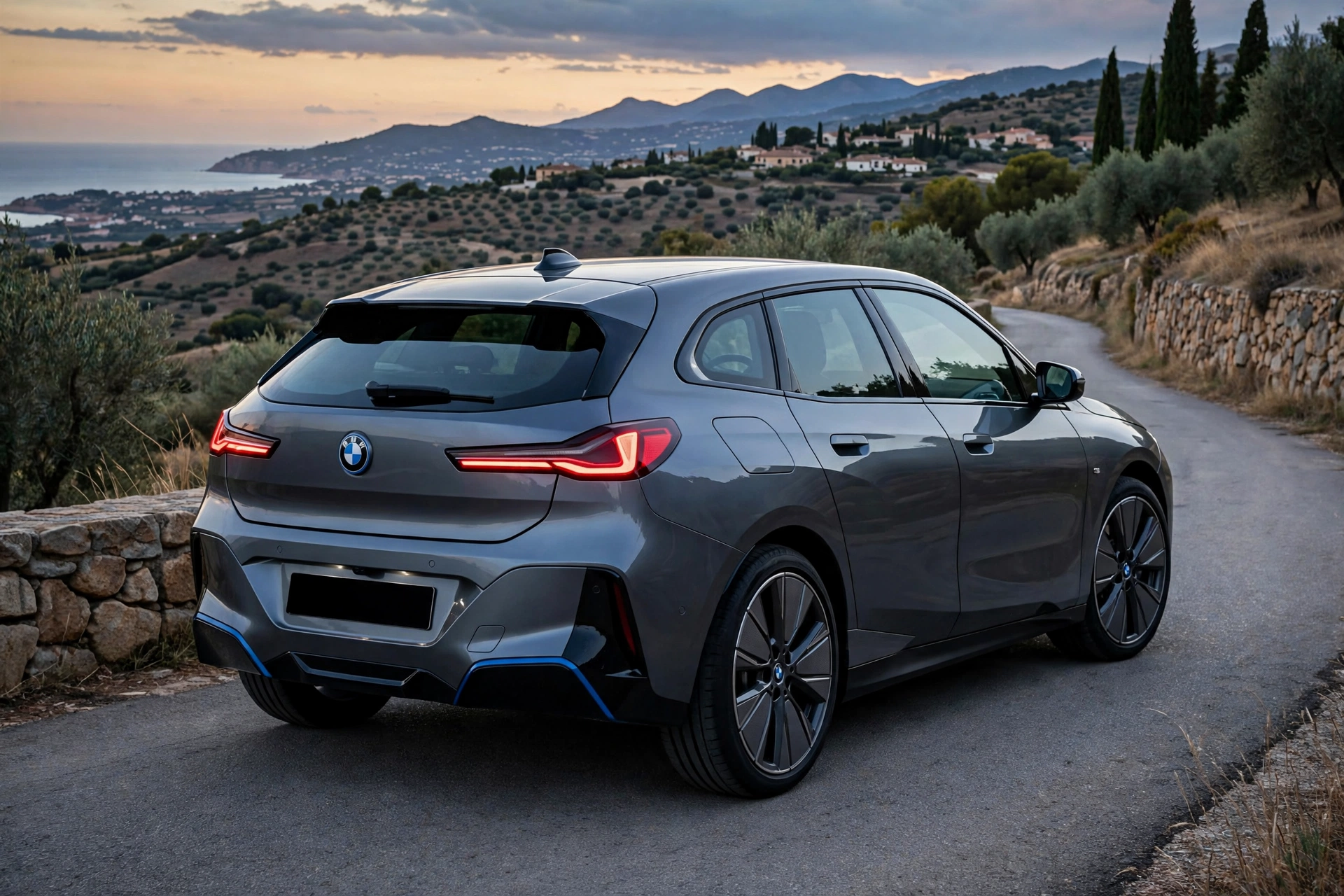 BMW i1 2028 en tres cuartos trasero mostrando su firma lumínica, imagen editorial