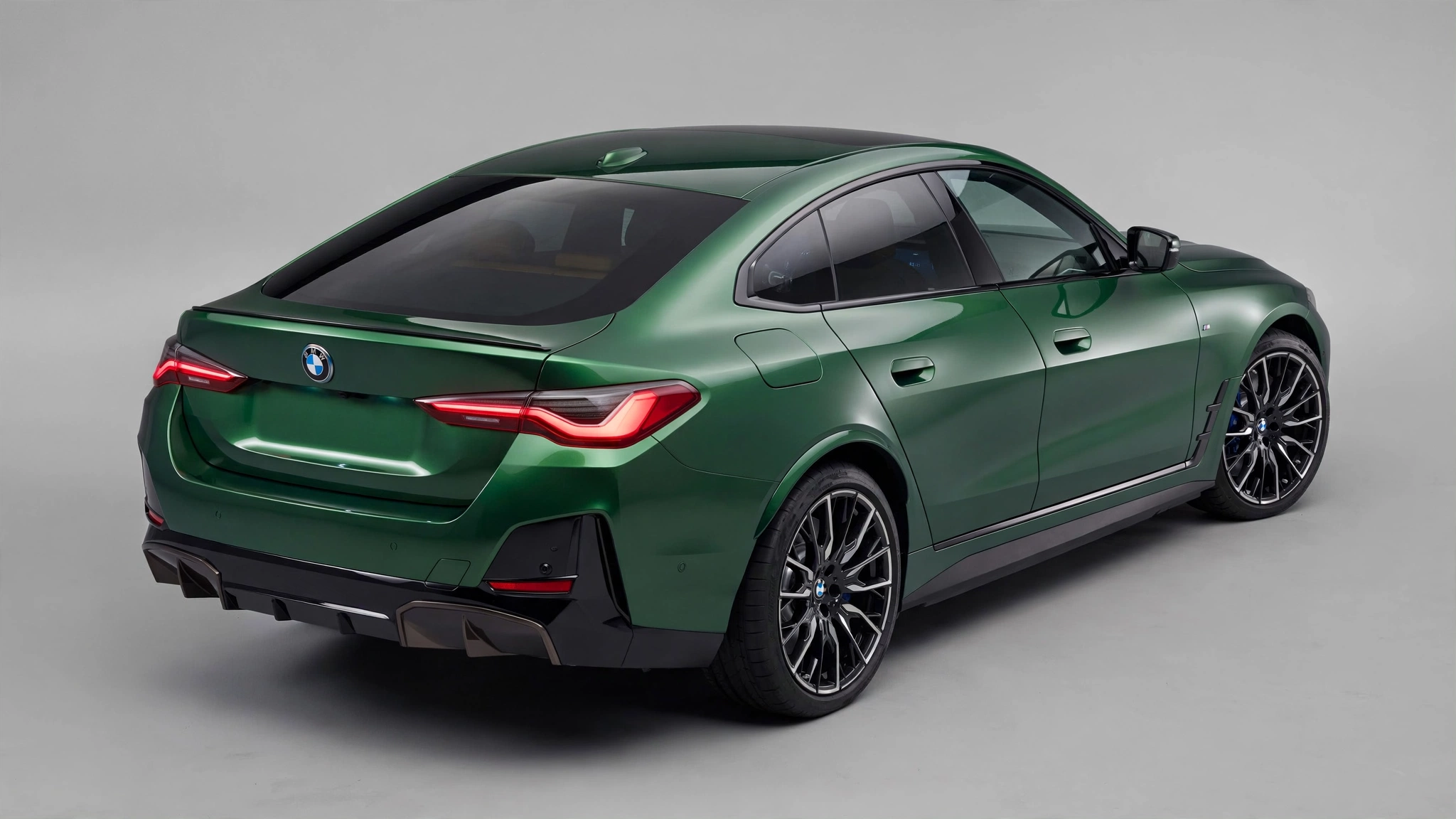 BMW i4 M50 xDrive, vista tres cuartos trasera