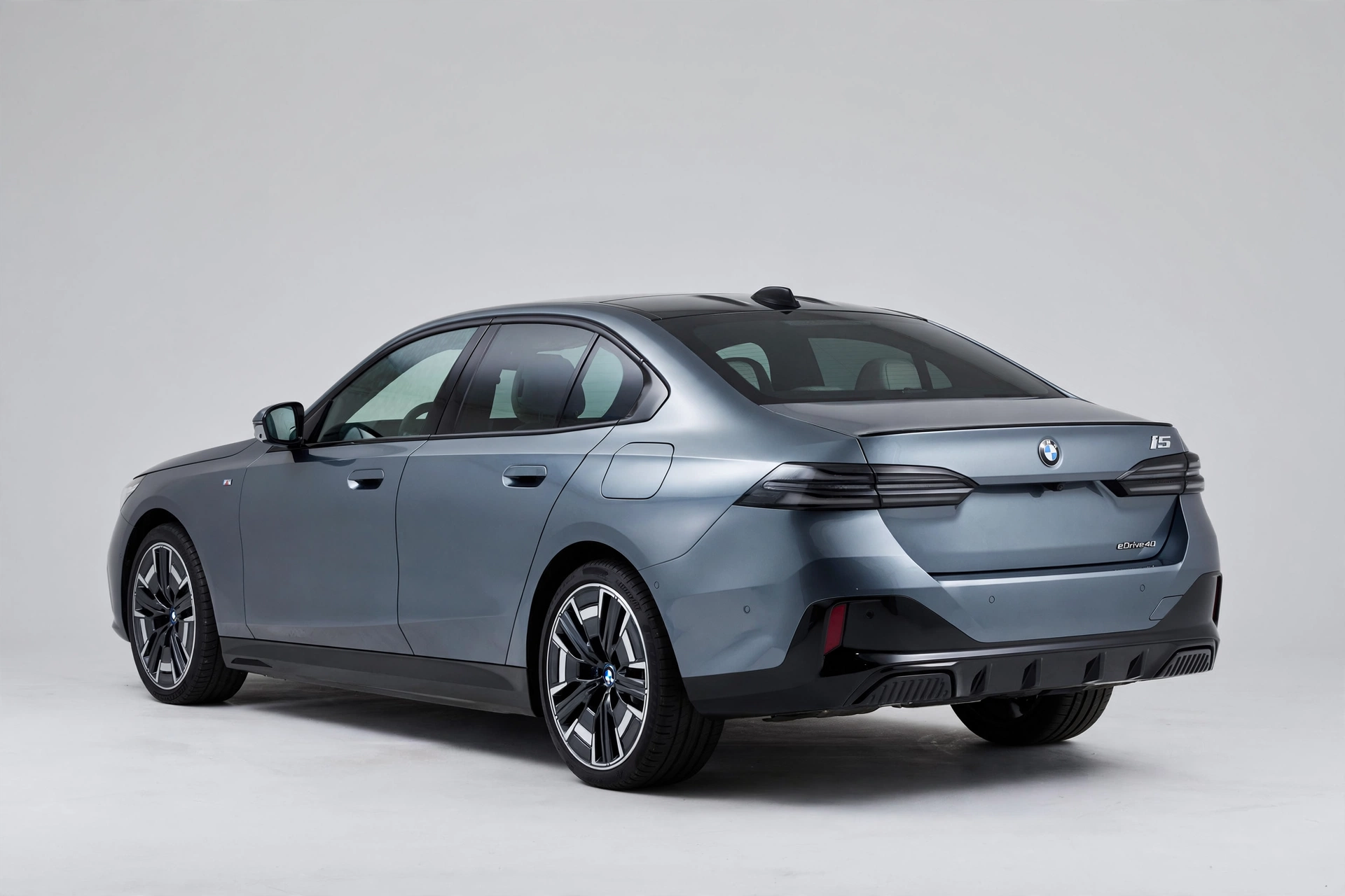 BMW i5 eDrive40, vista tres cuartos trasera