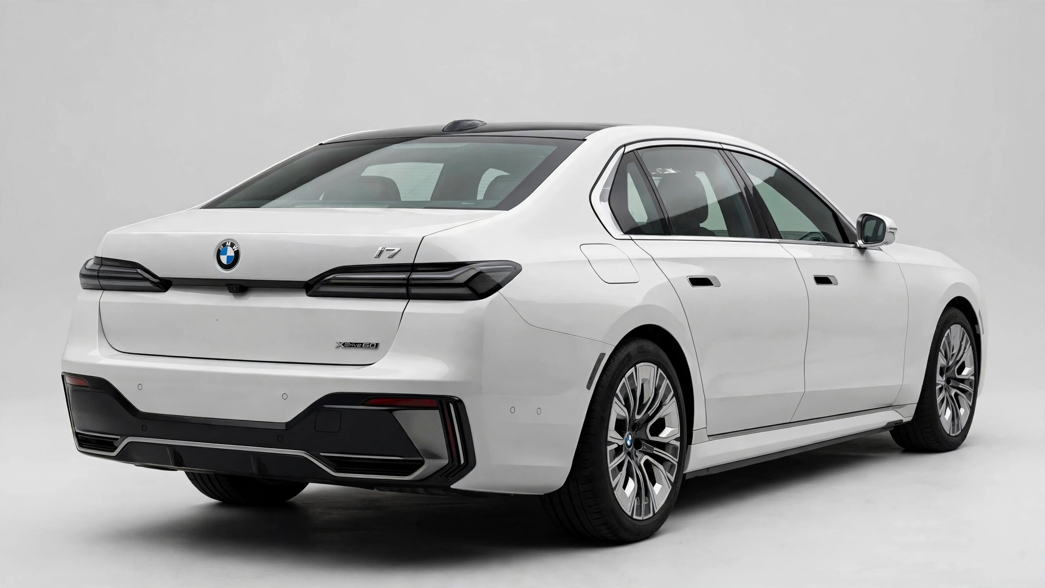 BMW i7 xDrive60, vista tres cuartos trasera