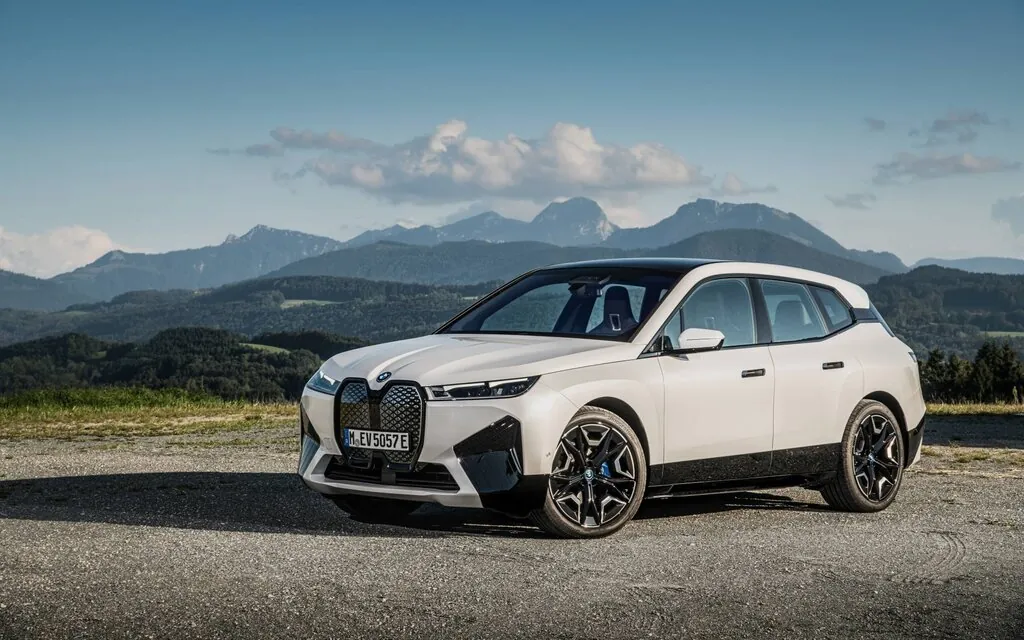 BMW iX xDrive40 — iX 2025 blanco, foto prensa (M EV 5052 E)