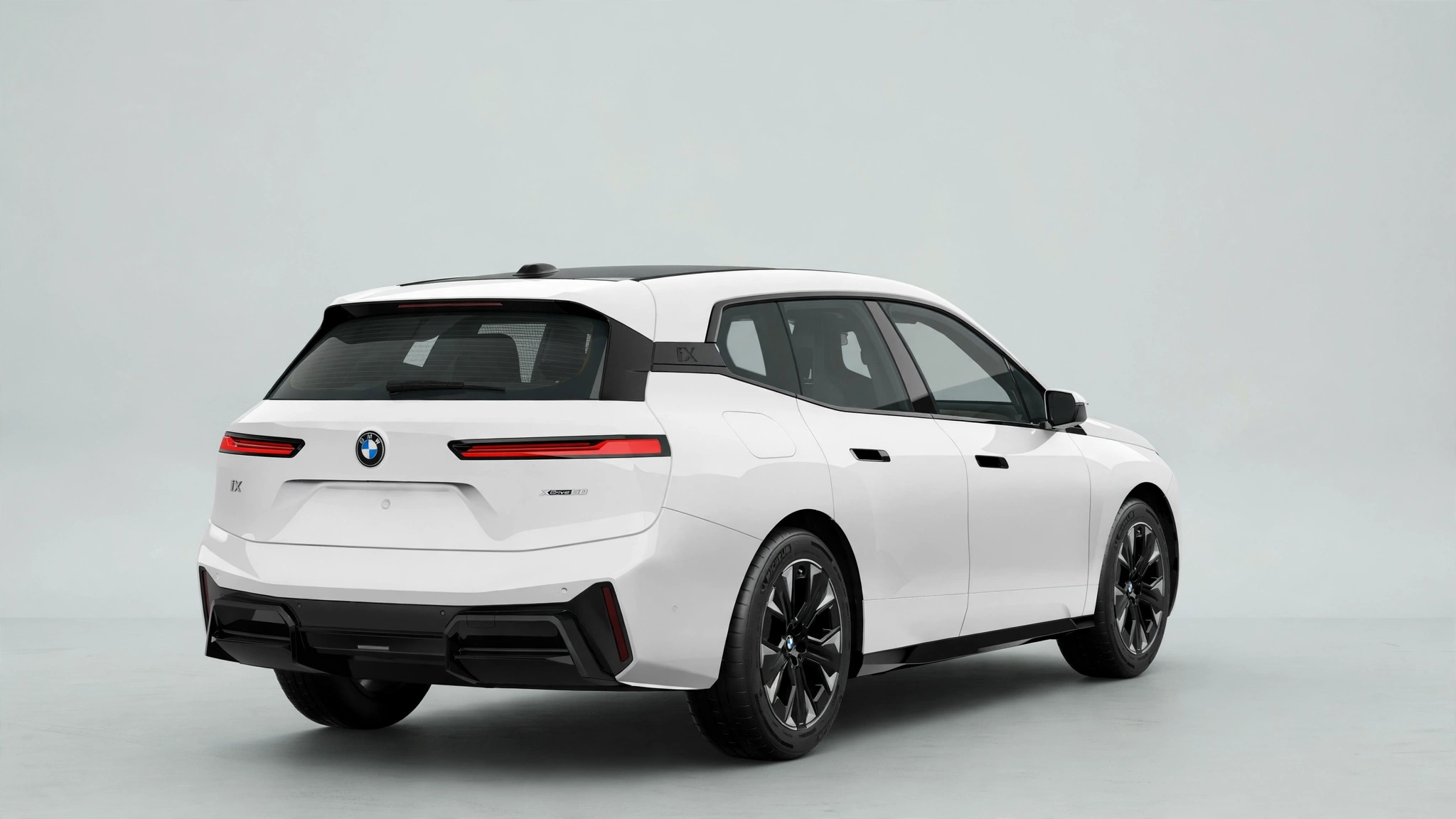 BMW iX xDrive60, vista tres cuartos trasera