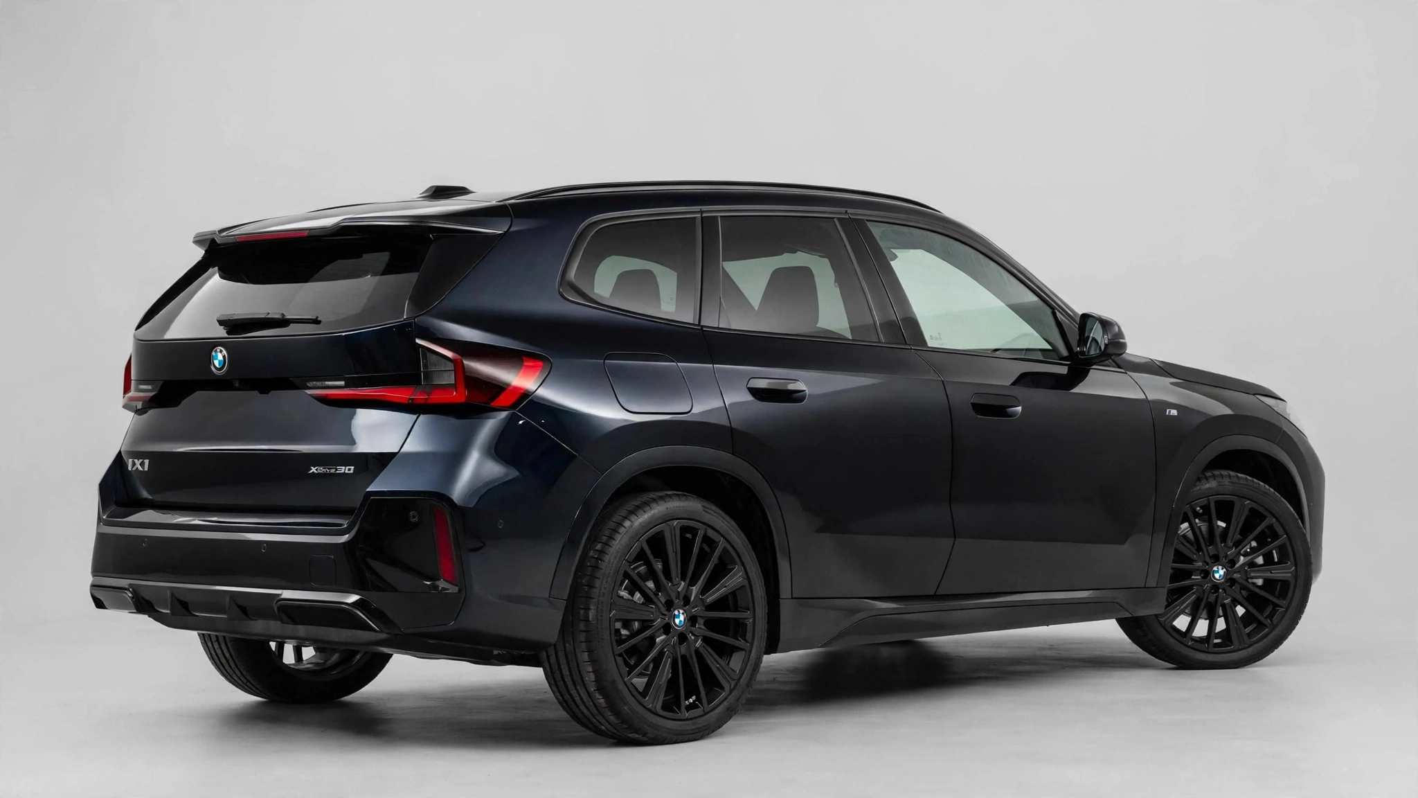 BMW iX1 xDrive30, vista tres cuartos trasera