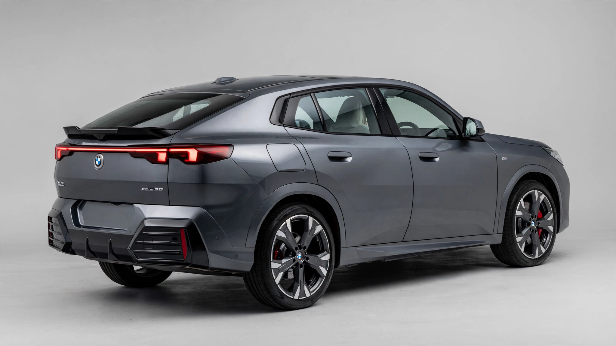 BMW iX2 xDrive30, vista tres cuartos trasera coupé