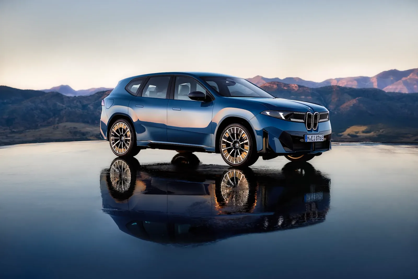 BMW iX3 de la Neue Klasse, SUV eléctrico, vista tres cuartos delantera en azul