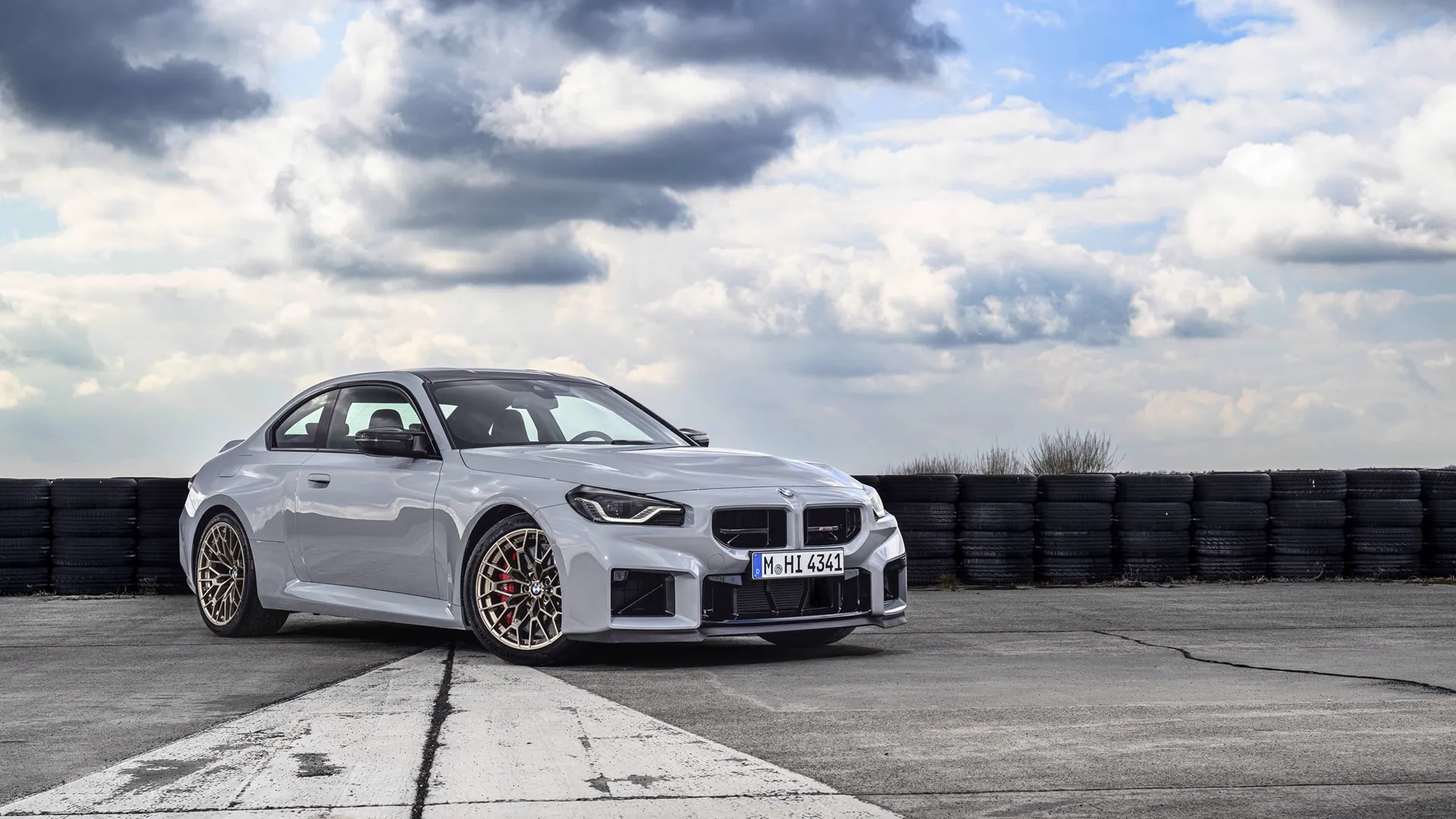 BMW M2 CS 2025 en gris, vista tres cuartos delantera con llantas de bronce