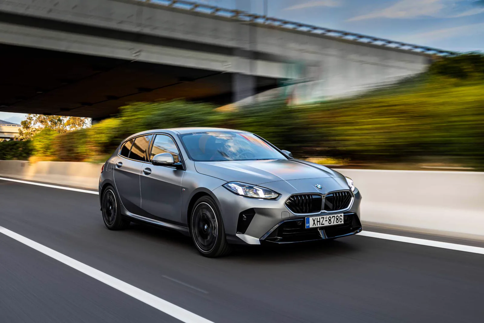 BMW Serie 1 2025 (F70), compacto premium en vista frontal