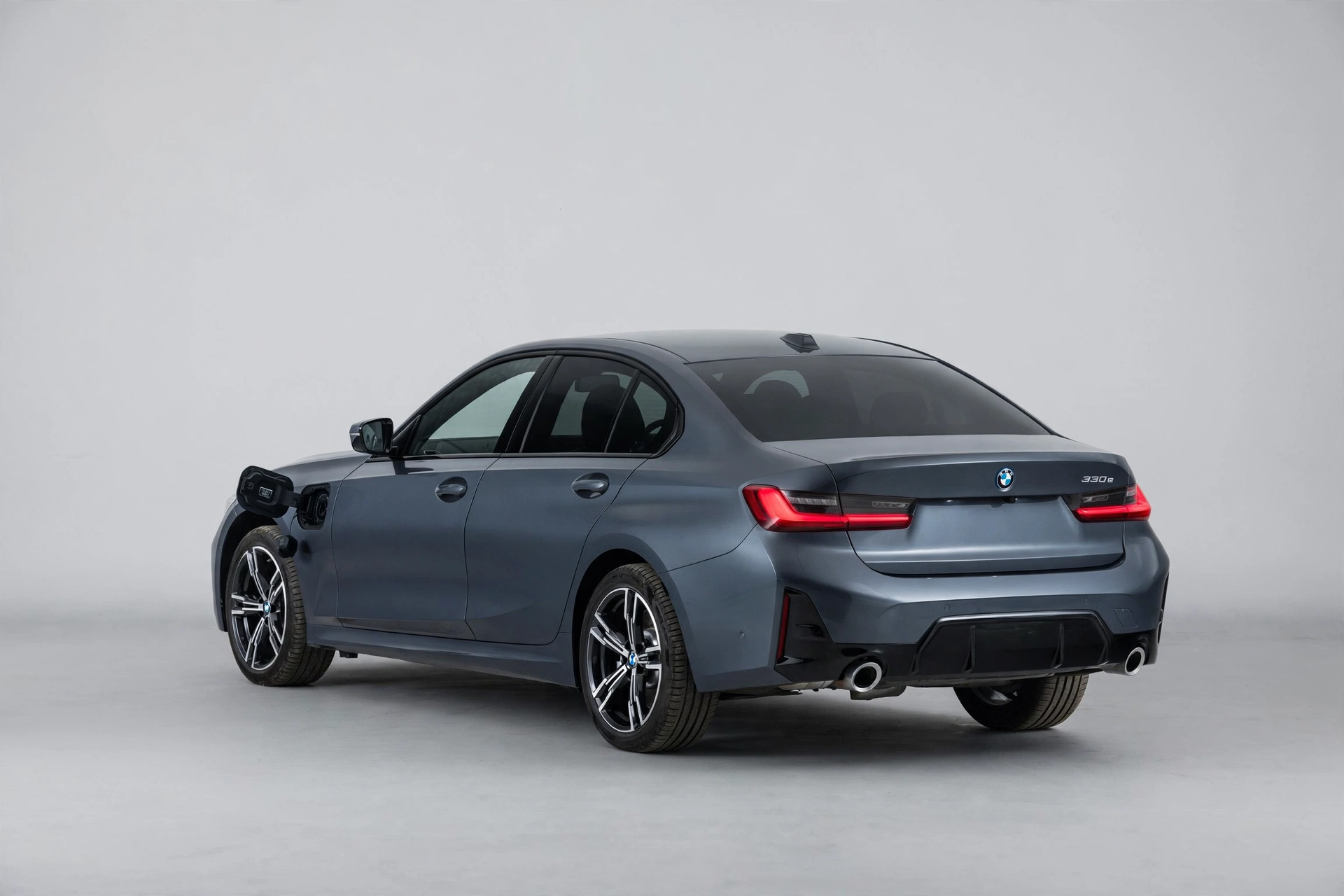 BMW Serie 3 330e, vista tres cuartos trasera