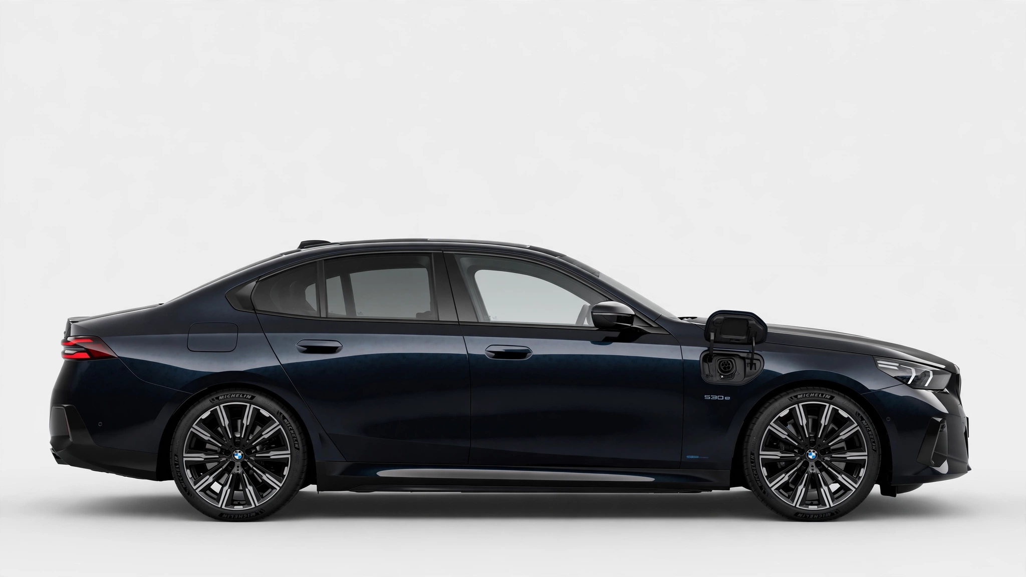 BMW Serie 5 530e, perfil lateral