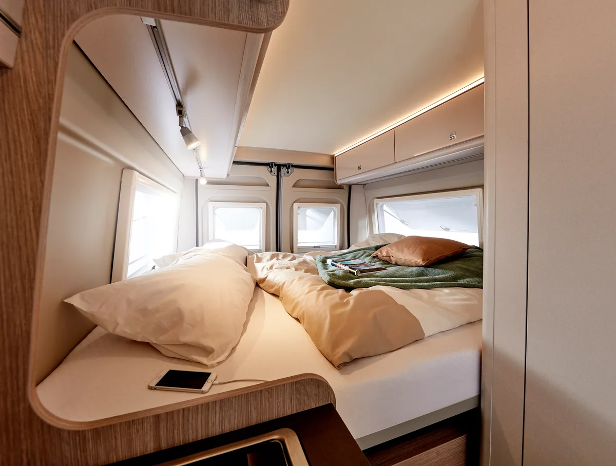 Dormitorio trasero del Bürstner Campeo C 600 con cama transversal