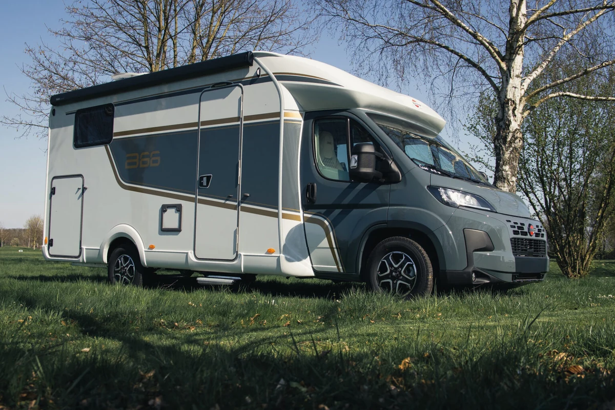 Bürstner Lyseo TD 690 G B66, vista lateral delantera en exteriores