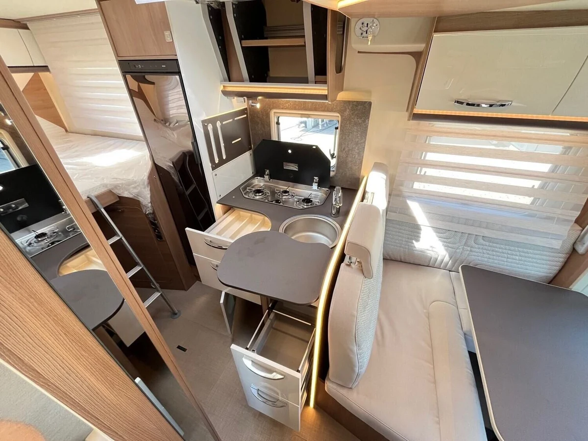 Cocina y salón comedor de la Bürstner Lyseo TD 690 G