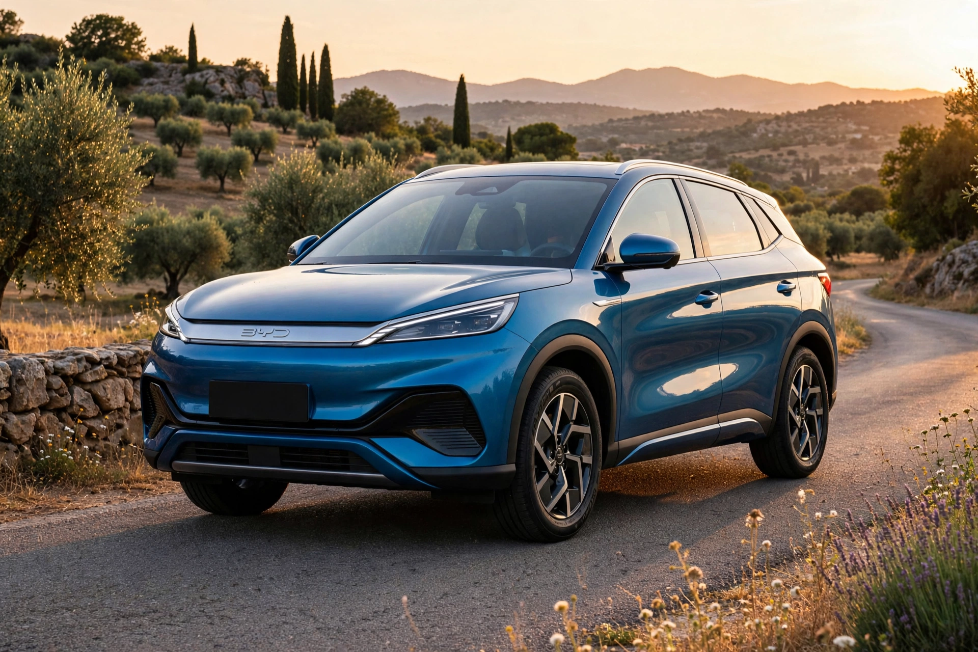 BYD Atto 3 Evo en tres cuartos delantero al atardecer, imagen editorial