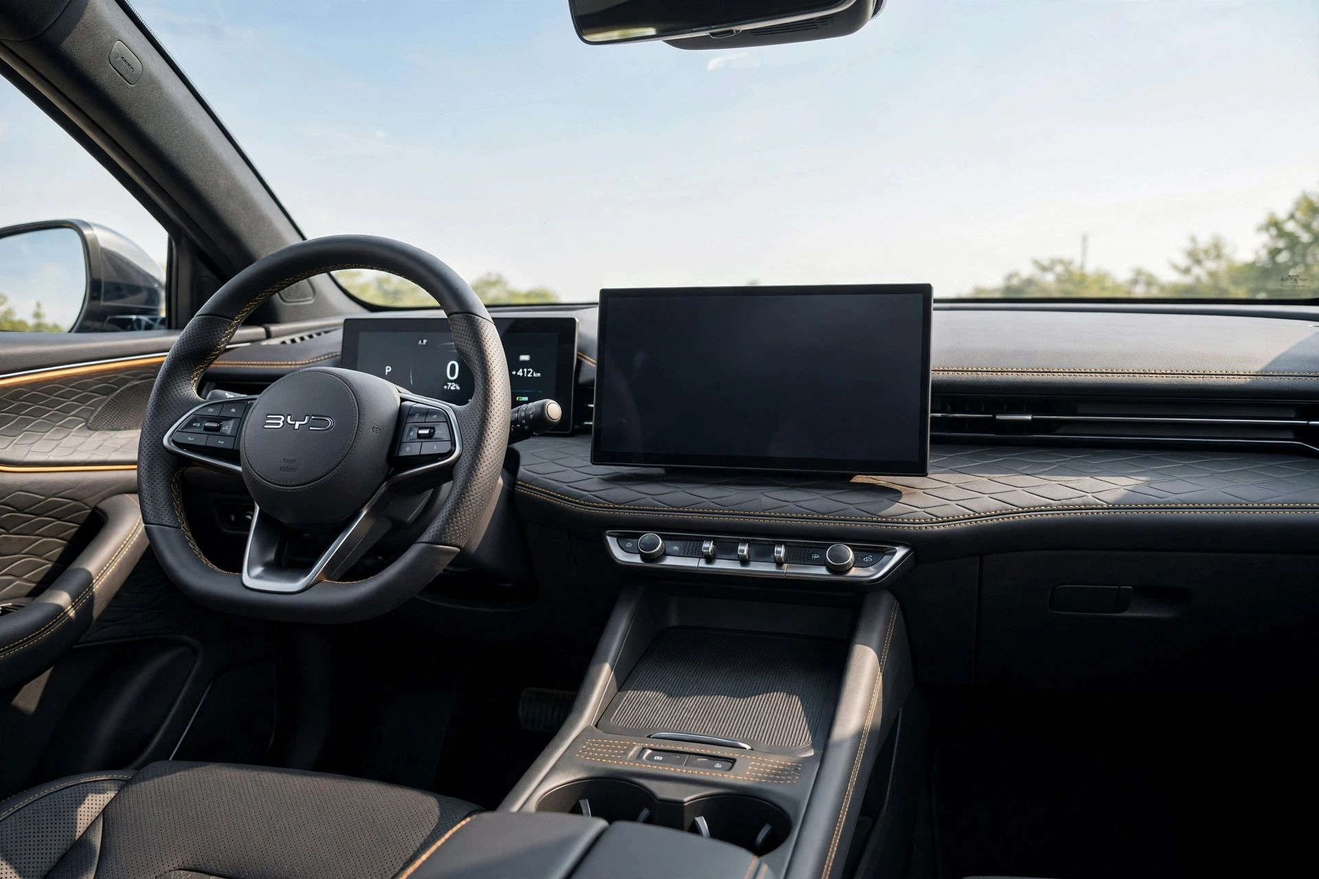 Interior del BYD Atto 3 Evo con pantalla táctil central, imagen editorial