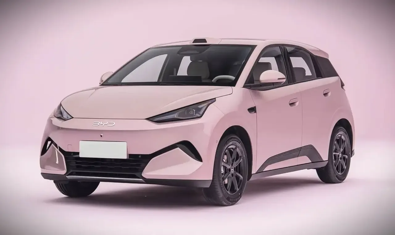 Segunda generación del BYD Seagull en rosa, vista tres cuartos delantera con sensor LiDAR en el techo