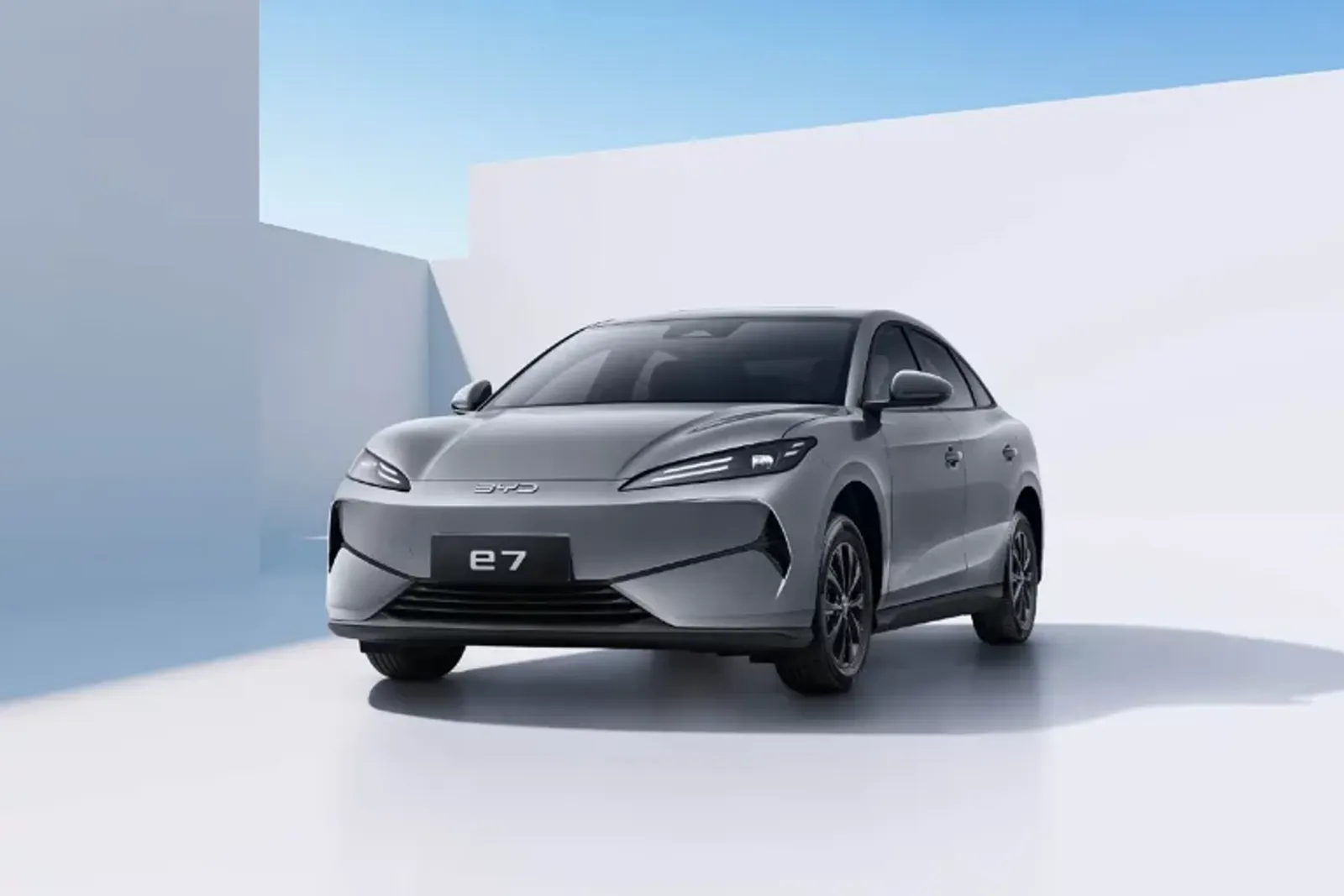 BYD e7, vista lateral de la berlina para flotas