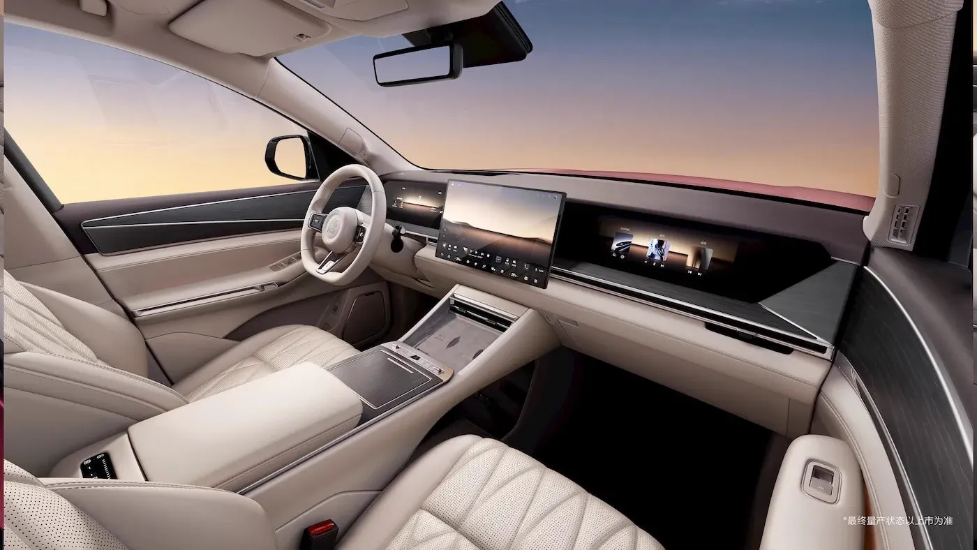 Interior del BYD Great Tang, salpicadero con pantalla central