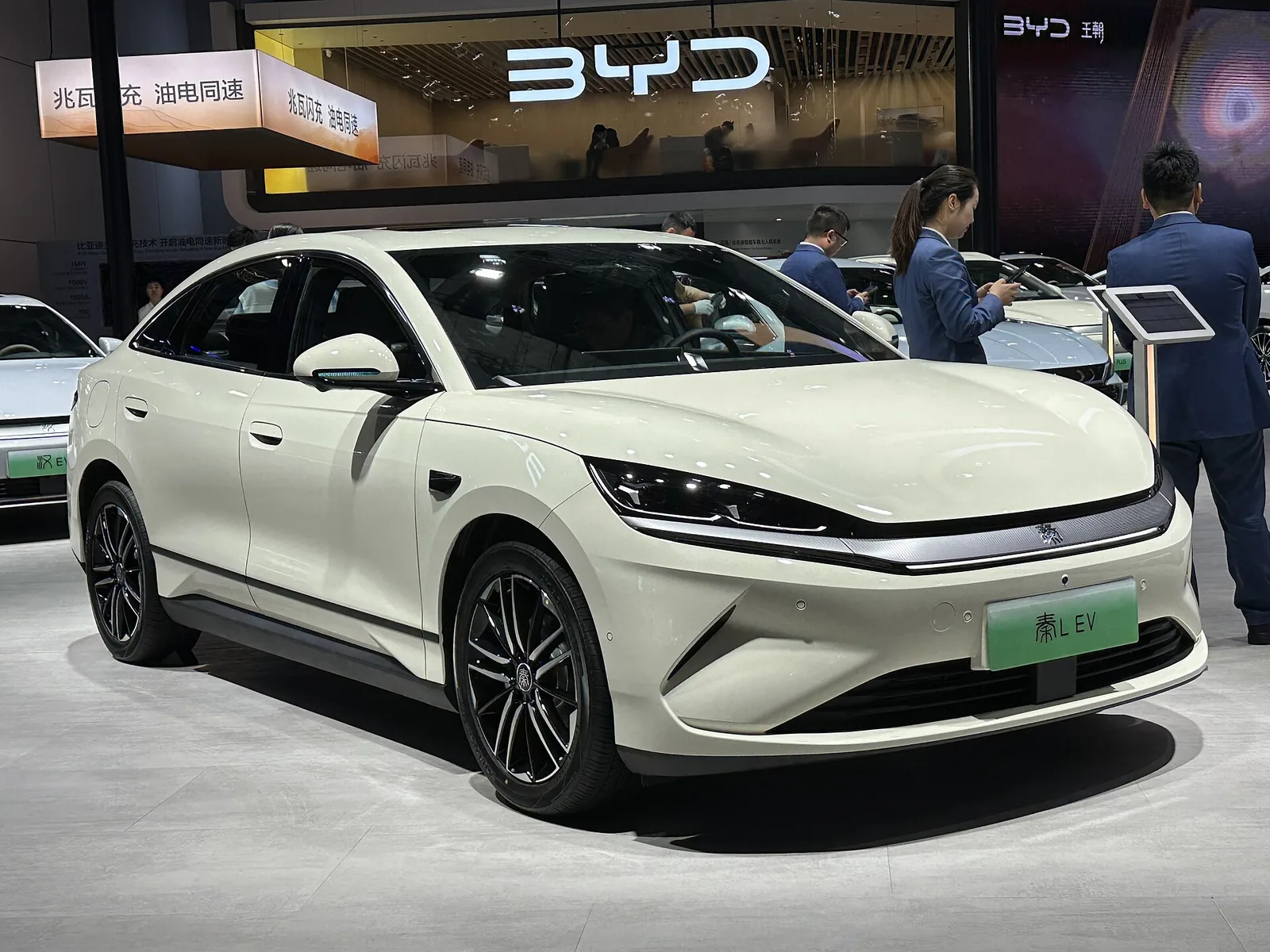 BYD Qin L EV 2025, berlina eléctrica en vista frontal