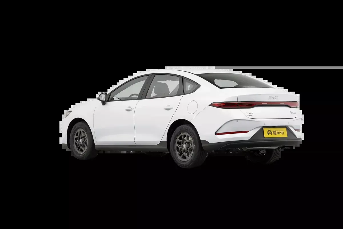 BYD Qin Plus DM-i blanco, tres cuartos delantero en ciudad