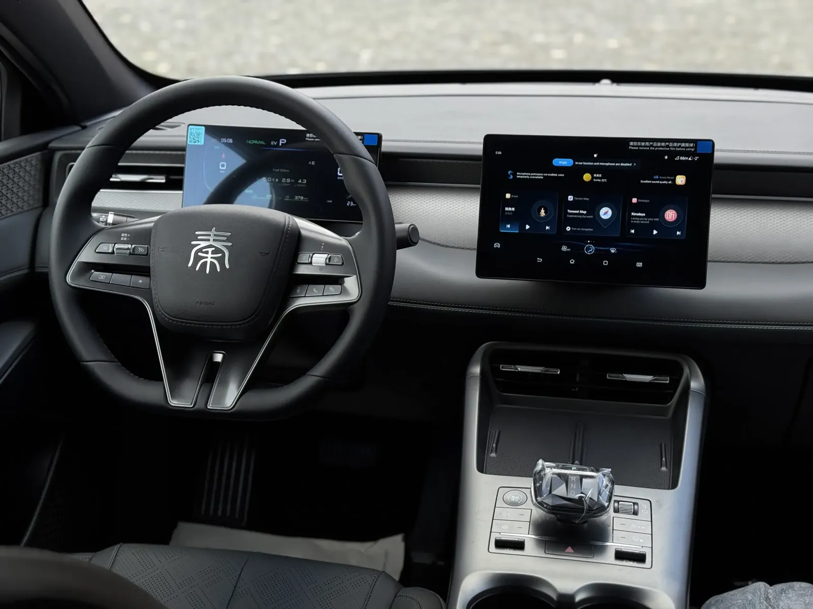 Interior del BYD Qin Plus DM-i, volante con el carácter Qin