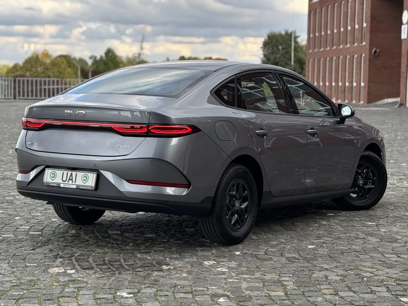 BYD Qin Plus DM-i gris, trasera con pilotos LED de ancho completo