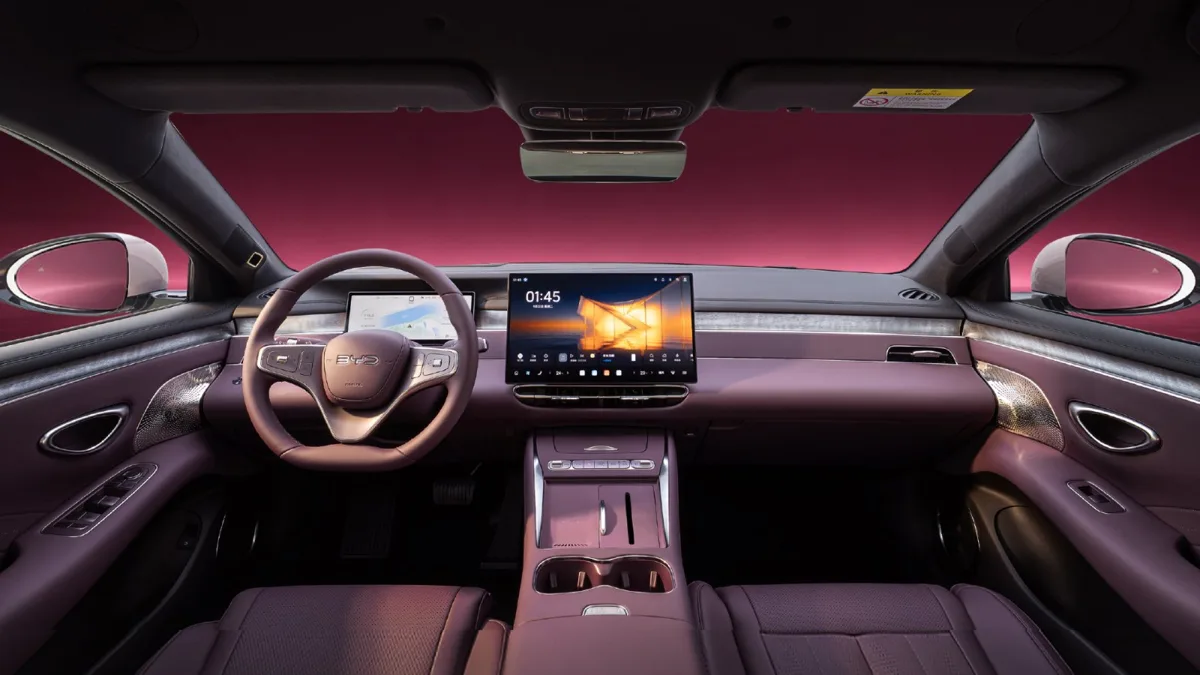 Interior del BYD Seal 07 de segunda generación, cabina Ocean Rhythm con pantalla flotante y asientos en tono morado