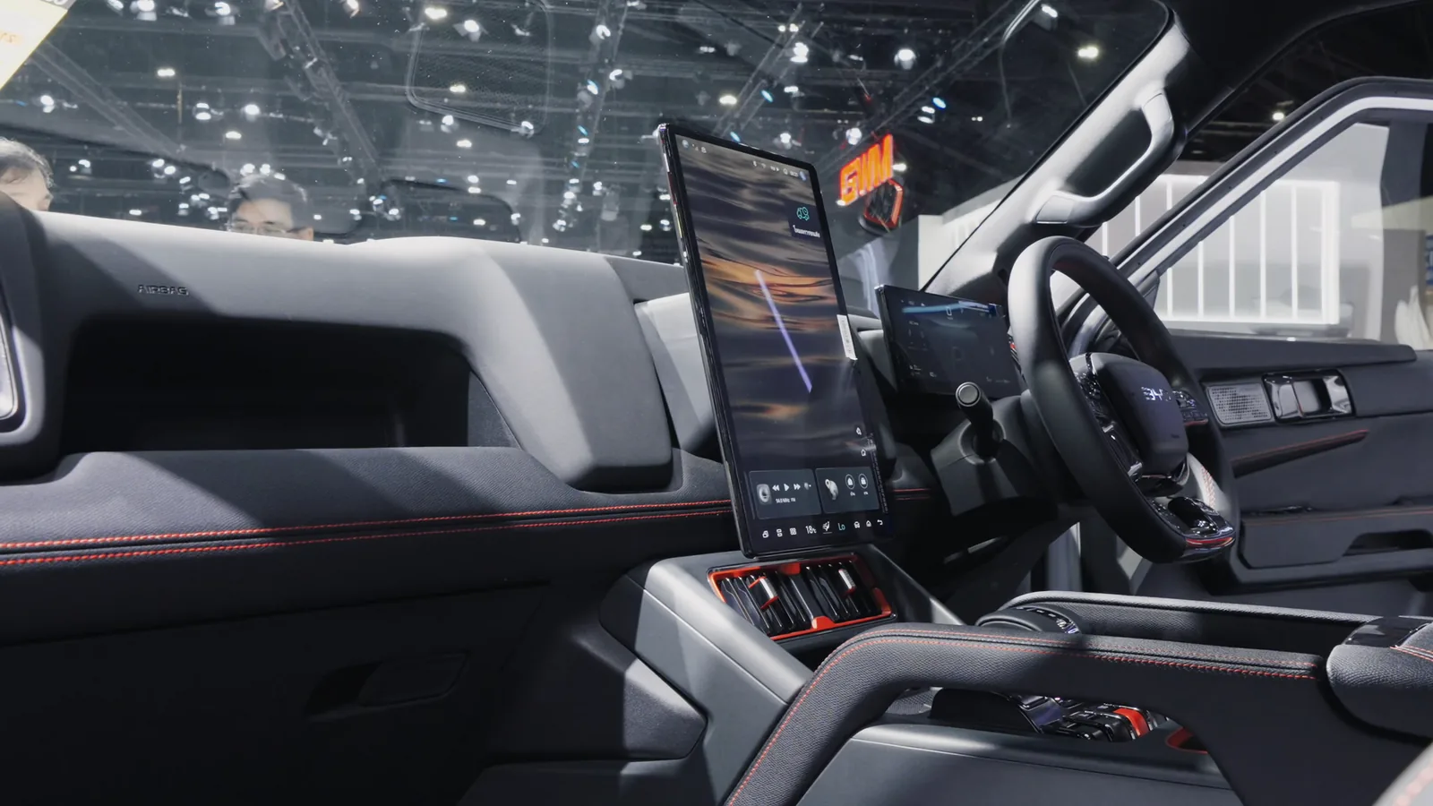 Interior del BYD Shark 6 con pantalla central y consola elevada