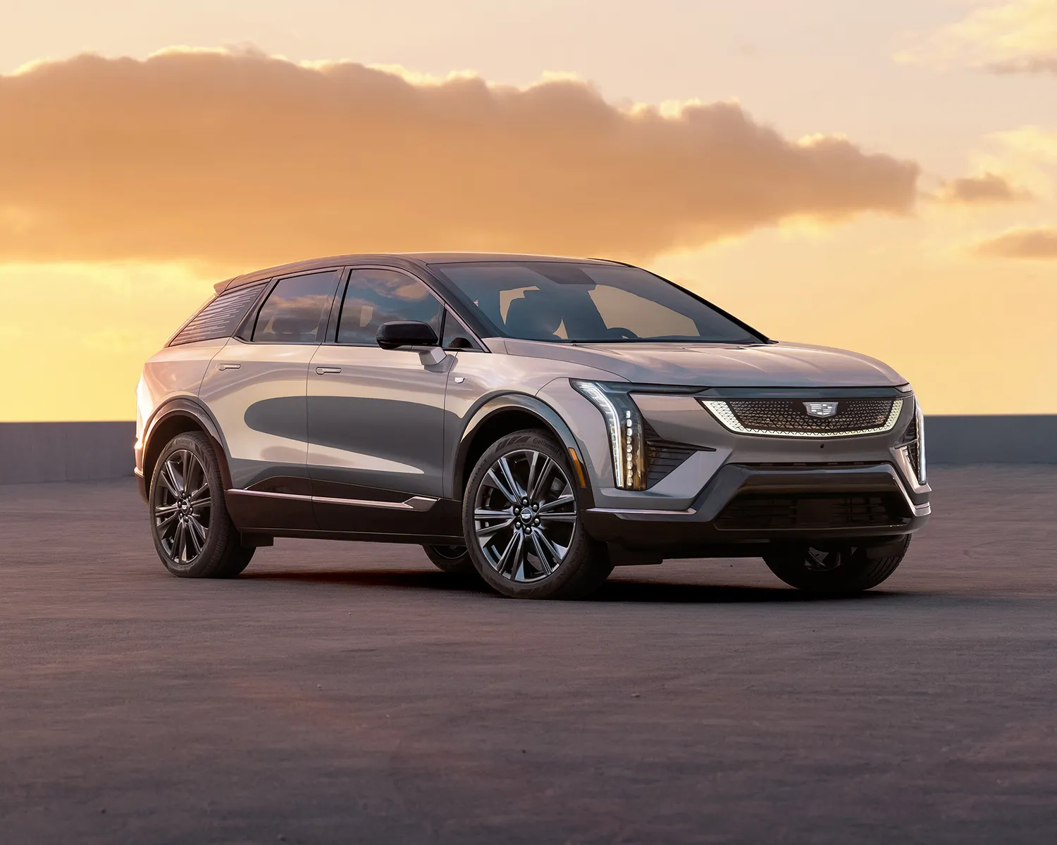 Cadillac Optiq plateado, tres cuartos delantero al atardecer