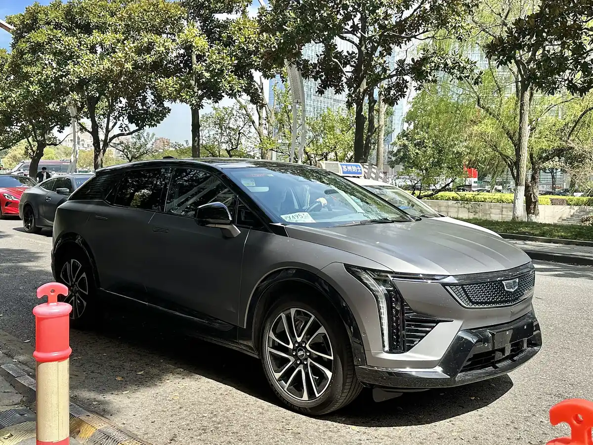 Cadillac Optiq, vista frontal con parrilla iluminada