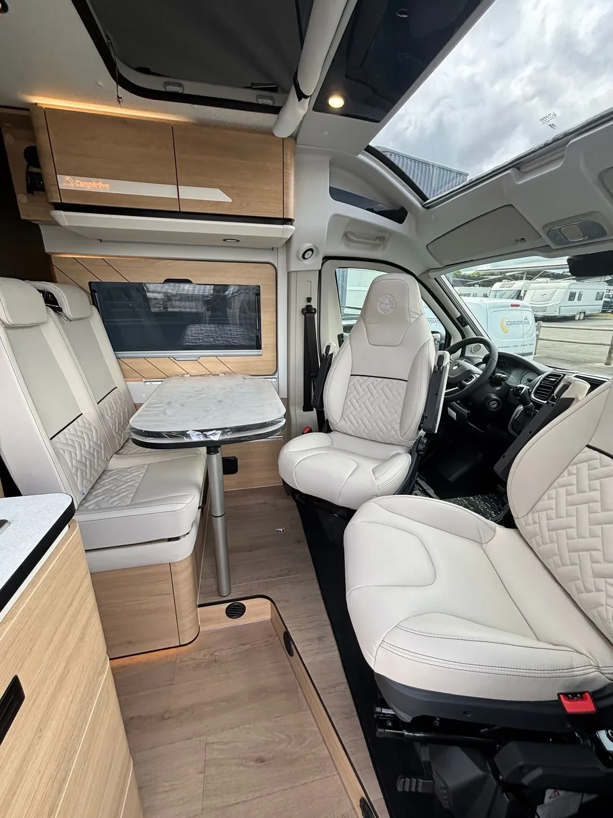 Interior del Campérêve Magellan 643 2026, salón delantero