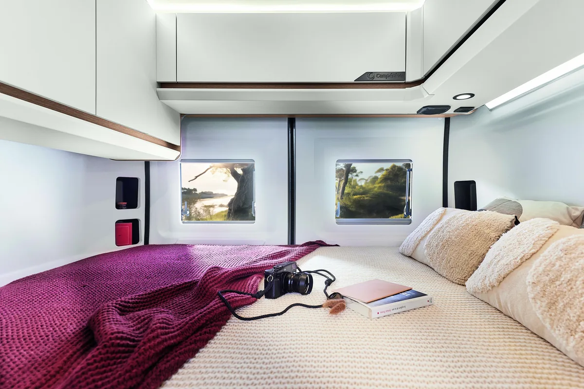 Campérêve Magellan 643 Air Saphir 2026, salón y cocina del interior camper
