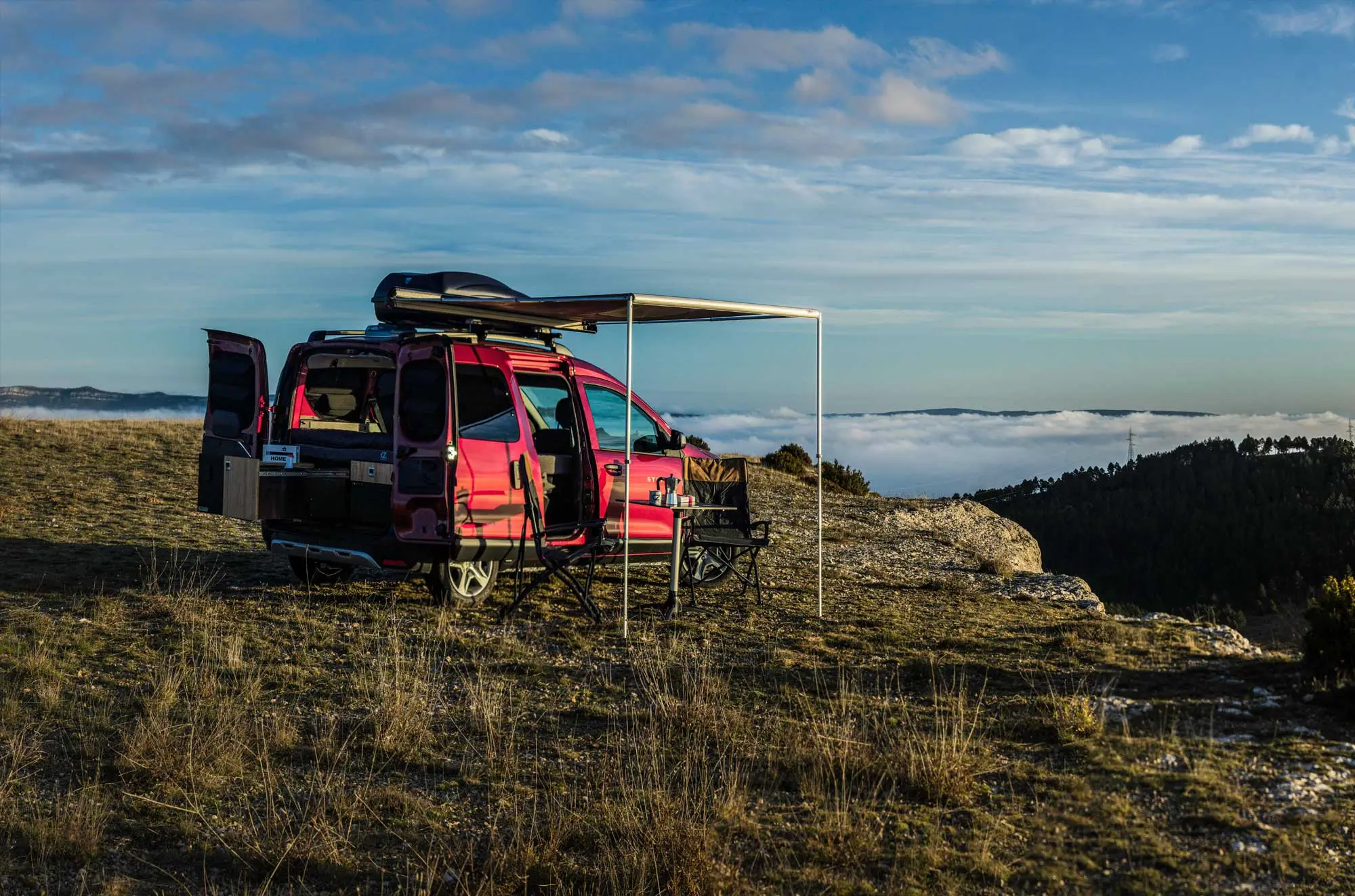 Dacia Dokker Camperiz, trasera con el toldo desplegado
