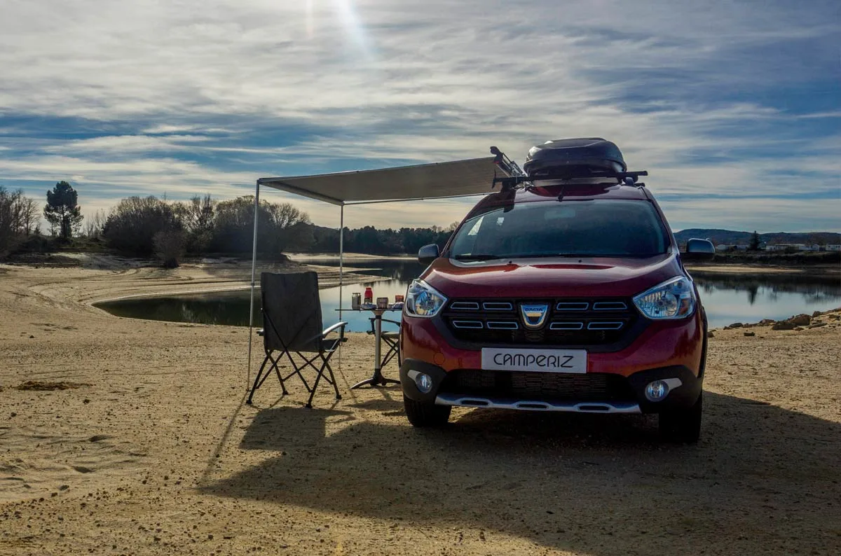 Dacia Dokker Camperiz Stepway, vista exterior con toldo lateral