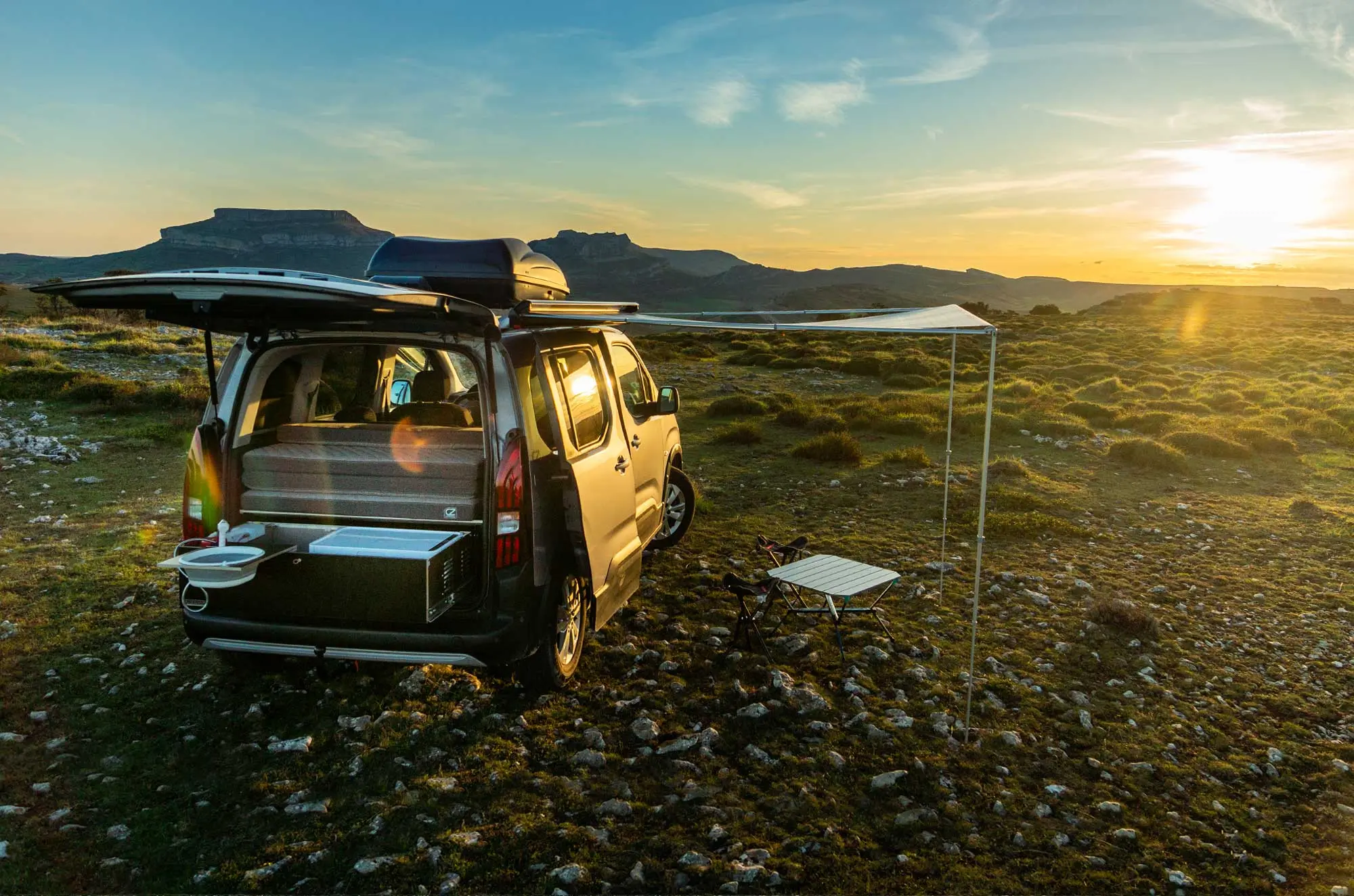 Peugeot Rifter Camperiz, trasera con el portón abierto y el módulo camper