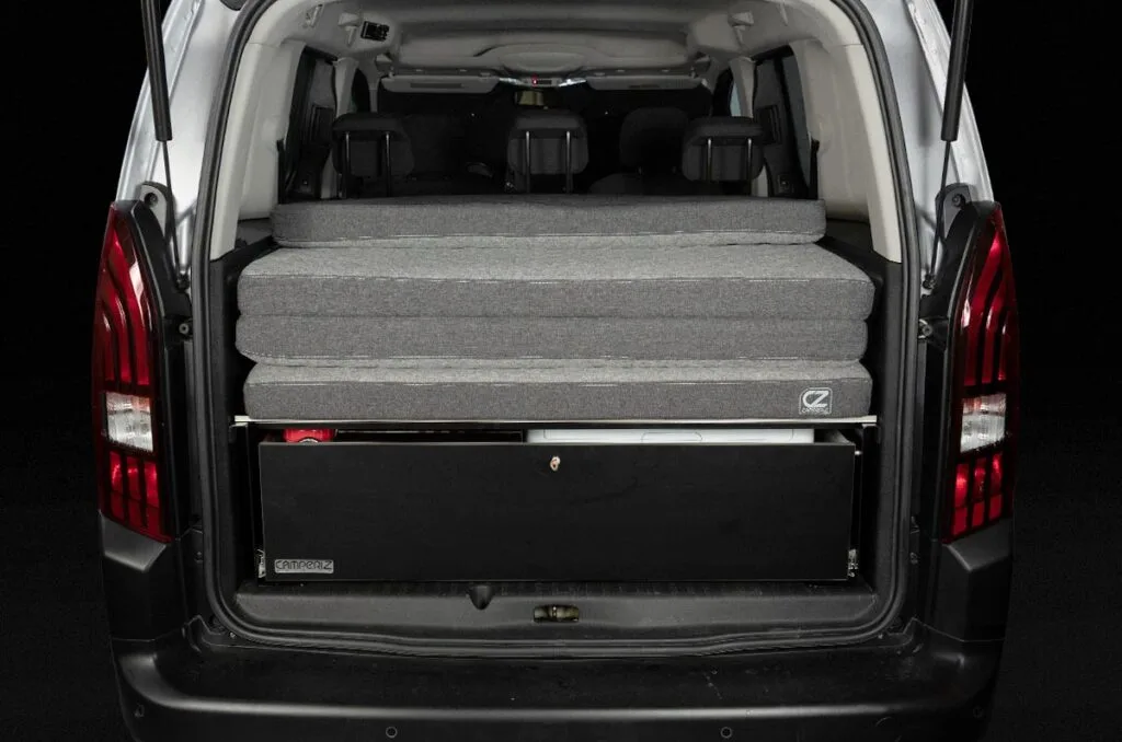 Módulo trasero de la Peugeot Rifter Camperiz con la cama plegada