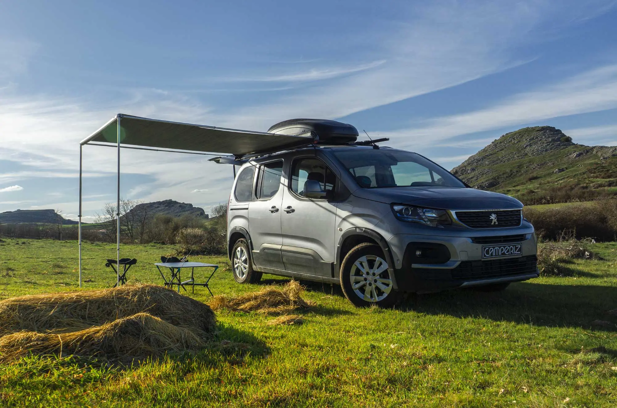 Peugeot Rifter Camperiz, vista exterior con toldo y cofre de techo