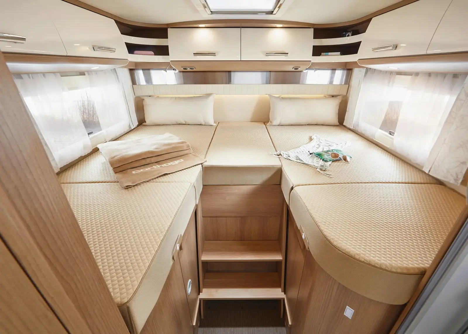 Interior del Carthago C-Tourer I 148 LE, camas gemelas