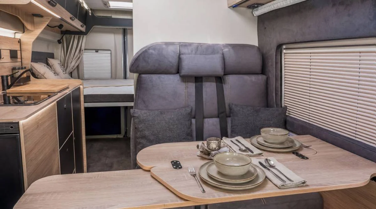 Salón del Challenger V114 con banqueta y cama trasera (foto oficial)