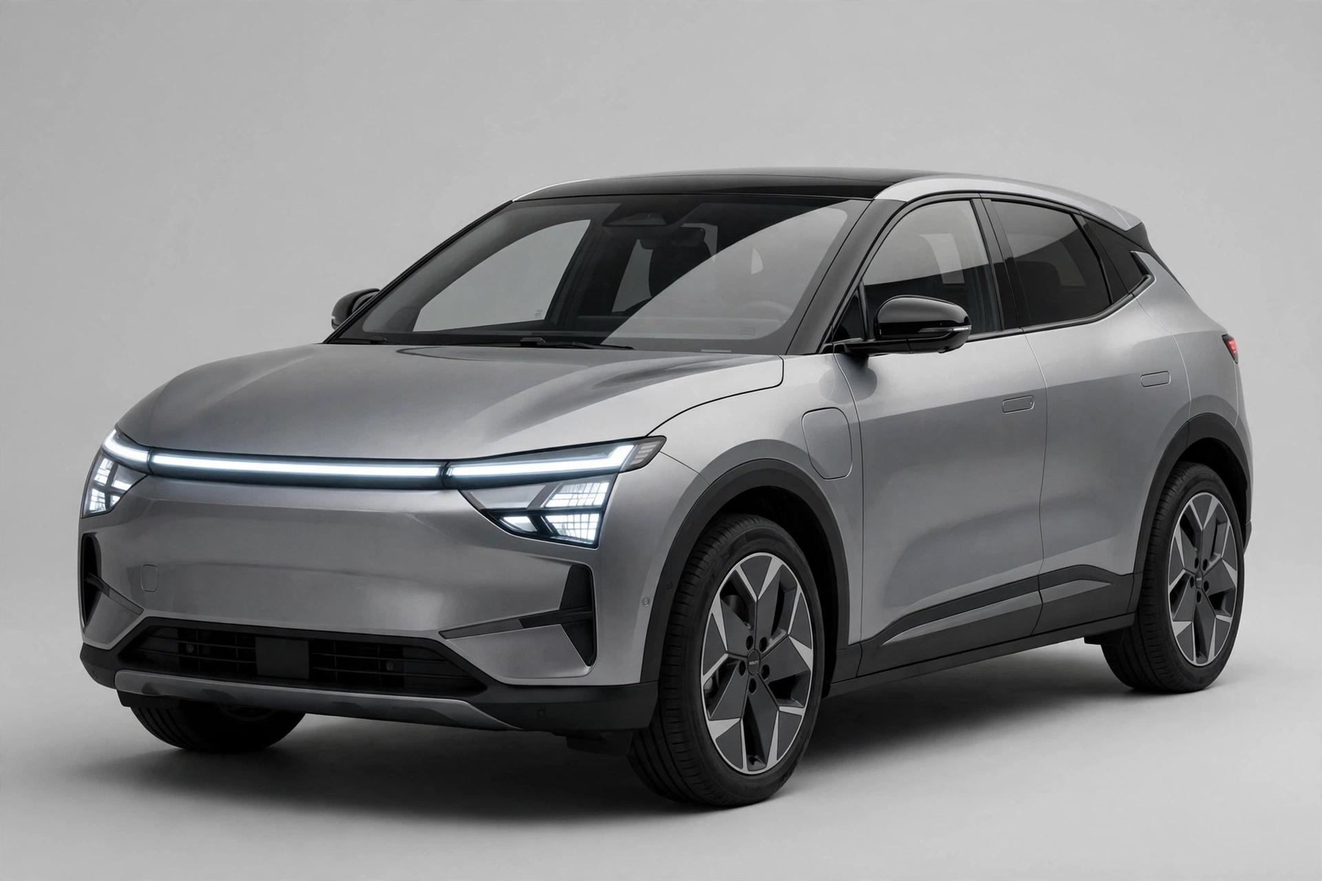 Changan E06 plateado, vista lateral tres cuartos en estudio