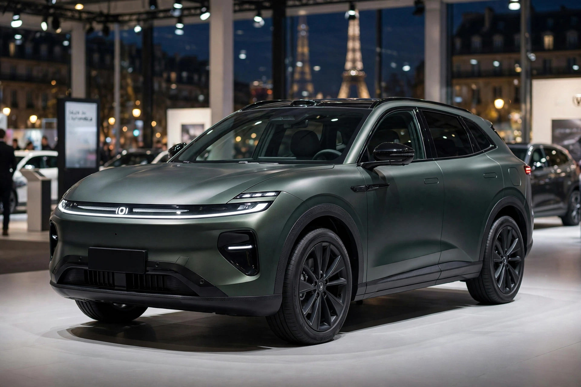Changan Nevo Q06, SUV eléctrico verde oscuro mate con franja luminosa delantera, expuesto en un stand del Salón del Automóvil de París