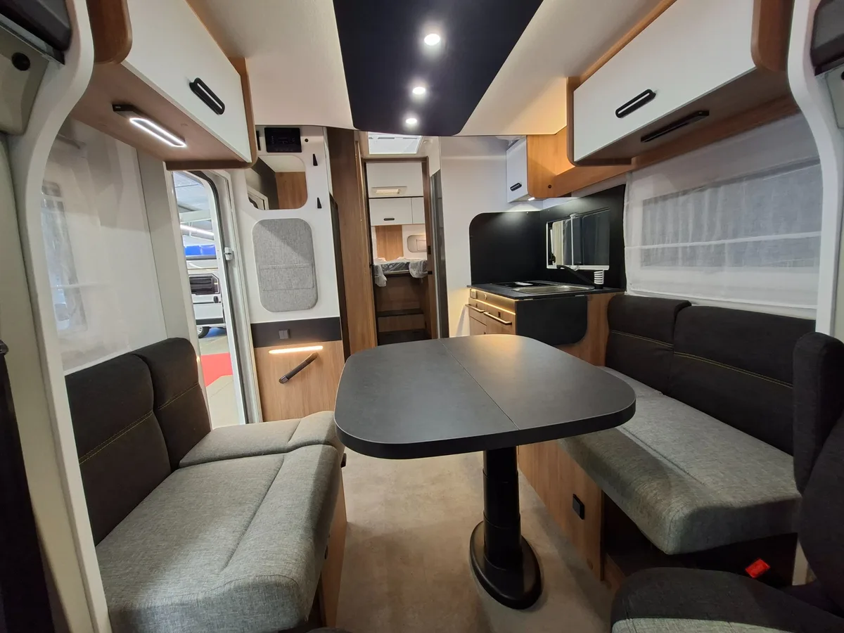 Salón y cocina del Chausson 777 Titanium Line