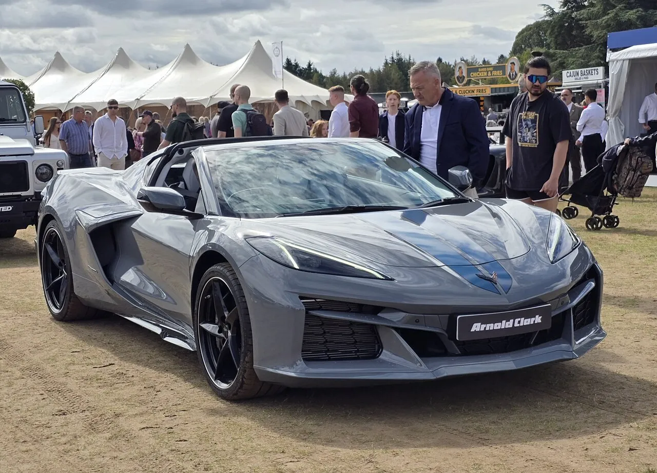 Chevrolet Corvette E-Ray, vista trasera en marcha